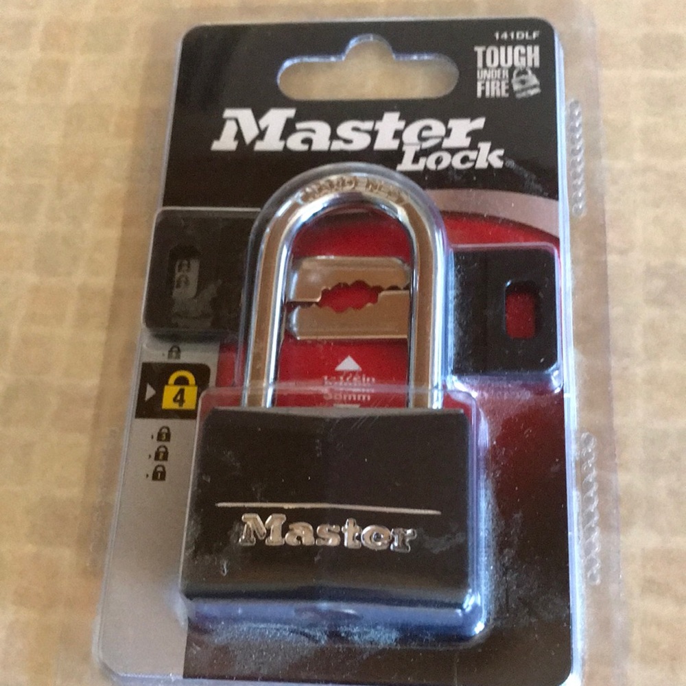 Master Lock with 2 keys New